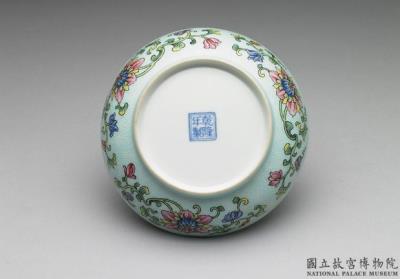 图片[3]-Dish with antique and flower inside a carved polychrome blue exterior in falangcai painted enamels, Qianlong reign (1736-1795), Qing dynasty-China Archive